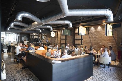 Ambiente en la Feria del mediodía de Almería en el restaurante Alquímico.
