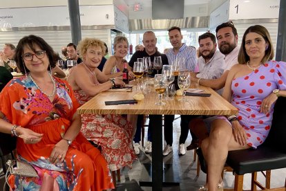 Gema, José, Jesús, Juan Encarni, Eli y Mati, componentes de la Agencia de Seguros DKV, junto a Ricardo Céspedes, gerente de La Voz de Almería, disfrutando de una agradable día en Ibéricos Ortuño.