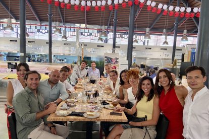Grupo de amigos de toda la vida, residentes en Almería, a punto de consumir el postre de la casa del menú especial de feria.
