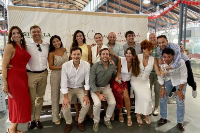 Amigos posando felices en el photocall de Antonio Ortuño.