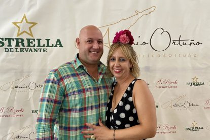 Cristóbal Urrutia y Ana Belén Torres, pareja residente en Almería, celebrando 12 años de casados en el photocall del establecimiento.
