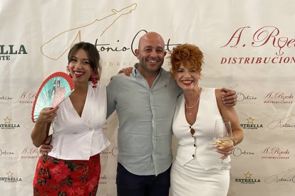 Elena, CEO de la agencia \'Elena y Alba\' y Rodrigo, integrante de la empresa \'Pinturas Andrés Valero\', posando en el photocall junto a Sonia.