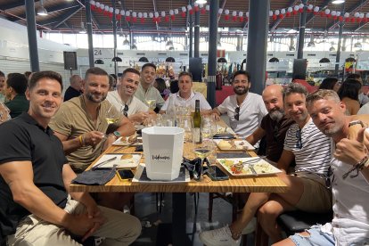 Grupo de amigos desde la infancia, de la zona de Adra, degustando los platos que ha escogido Antonio Ortuño para que el menú de feria sea lo más completo posible.