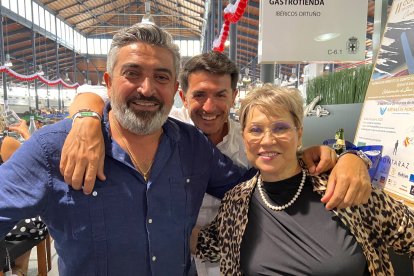 Nicolás Fernández, gerente de Innovalclima junto a su amigo Rodríguez López y su esposa, Ana Gil, sonriendo ante la cámara de La Voz.