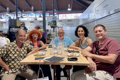 Fernando Villota, Nuria Salinas, Manuel García, Rocío Rentero y Paco Marín, amigos que se ha reunido en el local de Antonio Ortuño para celebrar el cumple de uno de ellos.