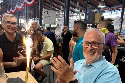 Manuel García celebrando su 62 cumpleaños junto a varios amigos y listo para probar el magnífico postre de la casa, milhojas de Almería con chocolate caliente.