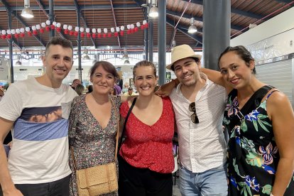Mari Ángeles, Héctor, Toñi, Viki y Ramón, antiguos compañeros de un equipo de voleibol en Almería, posando risueños ante la cámara de La Voz.