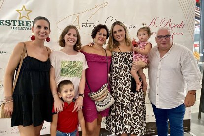 Familia Martínez junto con amigos, todos residentes en Almería, disfrutando de un día más de feria, ya que \