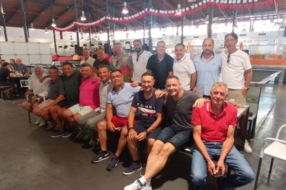Amigos del fútbol que se juntan todos los martes de feria desde hace más de tres décadas, posando desde el establecimiento de Ibéricos Ortuño.
