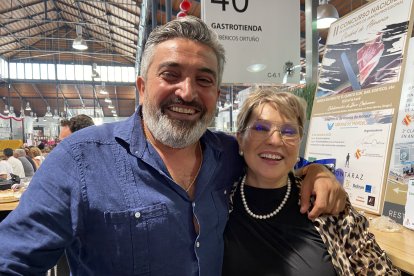 Nicolás Fernández posando junto a su esposa, Ana Gil, quienes llevan 30 años de amor mutuo.