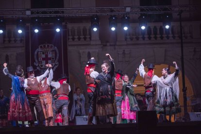 La danza toma la Plaza Vieja de Almería.