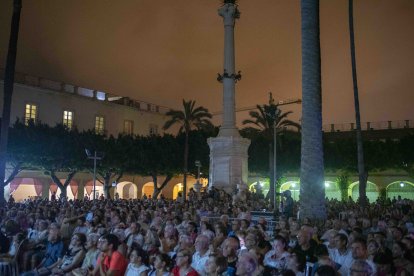 La expectación entre los asistentes de la Plaza Vieja.