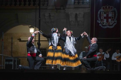 Cuatro artistas del folclore en el escenario del Festival.