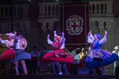 Imagen en mitad de una actuación del Festival de Folclore.