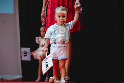 Alejando Magaña llevaba un vestido de corto, a juego con el de su prima Alba, que le hizo su abuela.