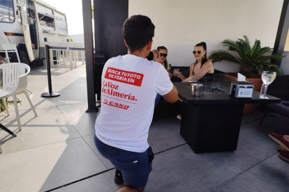 Uno de los fotógrafos de La Voz de Almería echando una foto durante una entrevista con su camiseta de J. Cano.