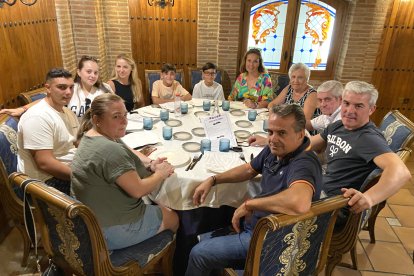 Familia Palomares y familia Díaz, ambas felices por estar reunidos un año más y poder compartir momentos juntos. 