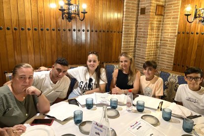 Paqui, Rubén, Laura y Rosy junto a los peques Leo y Moisés, sentados en una de las mesas de Tinta Negra y a la espera de los platos principales. 