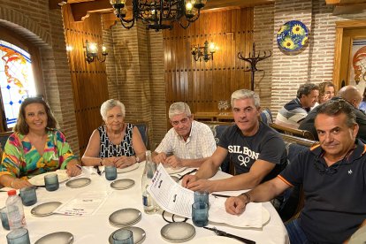 Antonio, José, Salva, Rocío y Laura, reunidos en Tinta Negra y posando ante la cámara de la Voz.