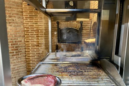 Imagen de la parrilla de la casa, lugar donde la carne y el pescado cogen el sabor perfecto para llevarlo hacia la mesa. 