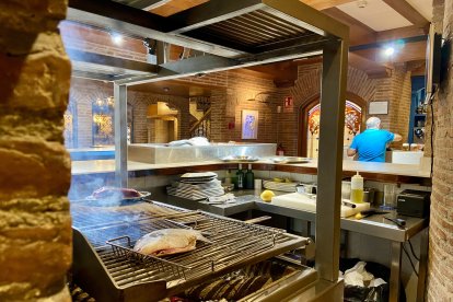 Imagen de un pez ballesta o cromo haciéndose lentamente en la parrilla de Tinta Negra. 