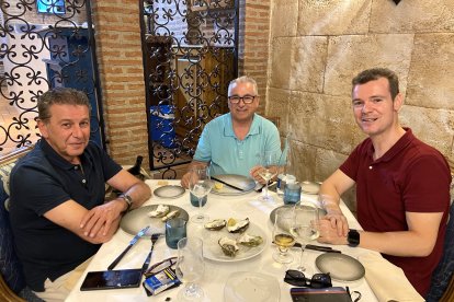 Grupos de compañeros de trabajo, Antonio y Joaquín, heladeros, junto a Ceferino, transportista, residentes en Zaragoza, Alicante y Almería, disfrutando de unas sabrosas ostras de la casa. 