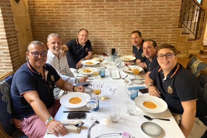 Grupo \'Sentimiento Flamenco\' recién llegados de Berlín, reunidos en Tinta Negra para degustar algunos platos como el salmorejo, antes de ir a los toros. 