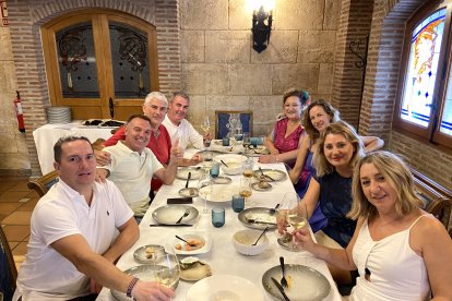 Trabajadores y proveedores de Eco Selectos, reunidos en Tinta Negra desde varias zonas de España como Valencia, Murcia o Almería, para disfrutar del ambiente de feria. 
