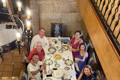 Grupo de familia y amigos brindando por más años reunidos.