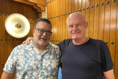 Alfredo Casas, periodista almeriense, junto a Nicolás Manzano, antiguo edil de Roquetas de Mar, ambos posando risueños a la cámara de La Voz.