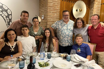 Alfredo Casas y Antonio Carmona, famoso cocinero de la zona de Levante, junto a familia y amigos, disfrutando de algunos de los platos estrella de Tinta Negra.