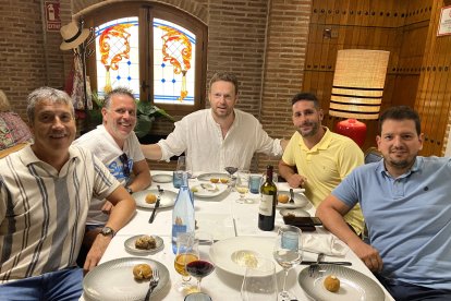 Juan, Paco, Josema, Alfonso y Víctor, trabajadores de Vargas Integral a la espera de los platos de comida de mano del Asador Marino.
