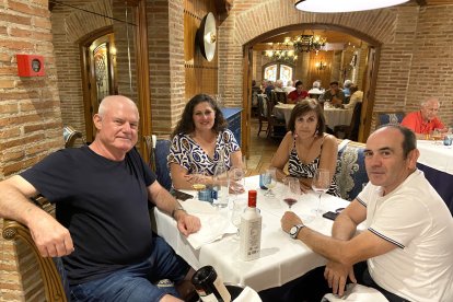 Nicolás, Mª Carmen, Pilar y Miguel, dos parejas con muchos años de amistad, residentes en las zonas de El Parador y Aguadulce, posando ante la cámara de La Voz.