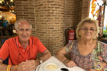 Antonio y Mª Ángeles, matrimonio de toda la vida, residentes en Mojácar, preparados para comerse un arroz con leche e ir a ver juntos los toros. 