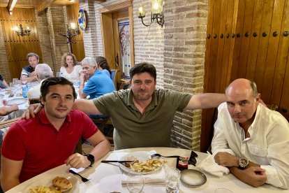 Jaime, Miguel Ángel y Álvaro, compañeros de trabajo de la cuadrilla de Enrique Ponce, comiendo en Tinta Negra para tener fuerzas de cara a la tarde \'de toros\'.
