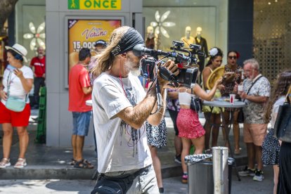 Un camarógrafo trabajando en los días de feria.