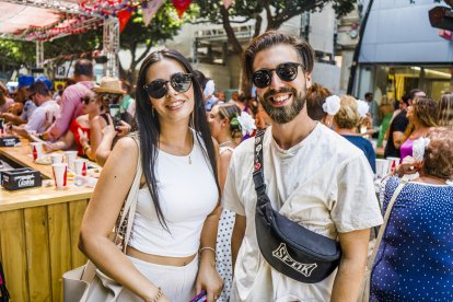 Natalia Estrada y Bernardo Claros descansan de su trabajo en el ambigú de la Hermandad de la Estrella.