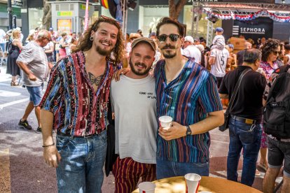 David, Antonio y Ginés, de Vera todos, disfrutan de unas tapas y unas bebidas en el ambigú de la Hermandad de la Estrella.