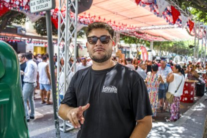 Maxi Yacuzzi se pasa por el ambigú de la Hermandad de la Estrella antes de comprar los ingredientes de la comida que va a preparar a sus padres.