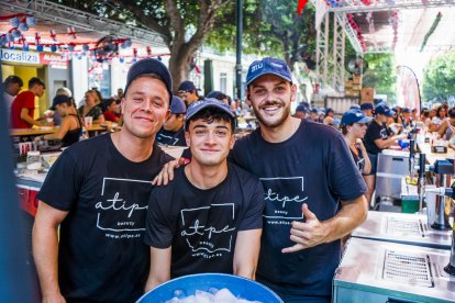 Jose, Gorka y Héctor, tres camareros de la Hermandad de la Estrella que trabajan muy duro y con mucha ilusión para que todo salga bien.