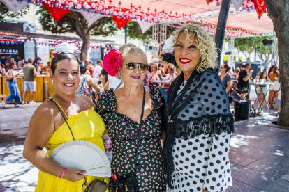 Paqui, María del Mar y Priscila, de Almería capital, son madre, hija y amiga de la familia.