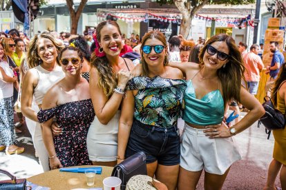 Estefanía, Sara, Carla, Marta y Carmen, amigas de Valencia que han venido, aprovechando sus vacaciones, a conocer la Feria de Almería.