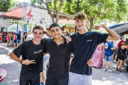 Daan, Adam y Malpica, amigos de Benahadux que disfrutan de la Feria del Mediodía en El Estribo.