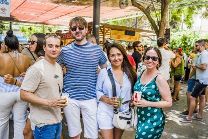 Rubén, Carlos, Iveth y Natali, amigos de Madrid y Barcelona, disfrutan de un buen rato en la caseta de El Estribo.