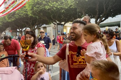 Niños y sus padres alucinan con uno de los trucos de magia de los magos en el Paseo de Almería.