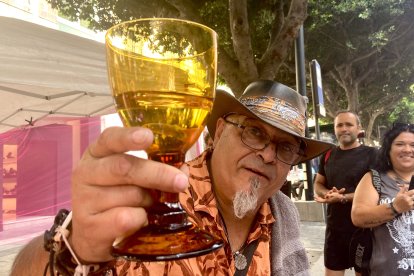 El famoso truco del pez Felipe (en la copa), elaborado por el mago Sakoóra.