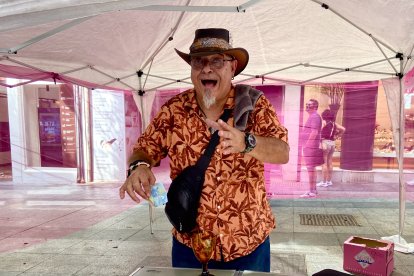 El mago Sakoóra en plena demostración de magia, en el Paseo de Almería.