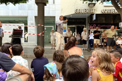 Niños asombrados ante la magie de Gabimagoo.