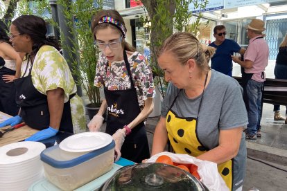 Eva y Amparo Rodríguez, participantes del concurso de cocina para adultos de la Feria del Mediodía.