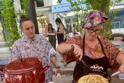 Isabel (a la derecha) cocinando para el concurso de cocina para adultos.